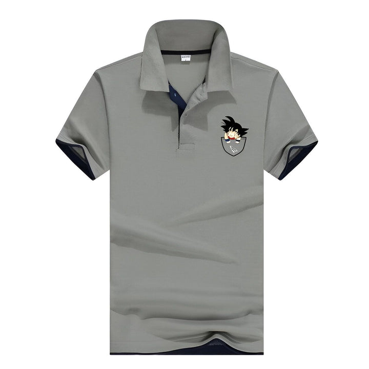 Le polo gris a des manches courtes et un col. Il y a une image de Son Goku, un personnage de Dragon Ball Z, dans la poche.