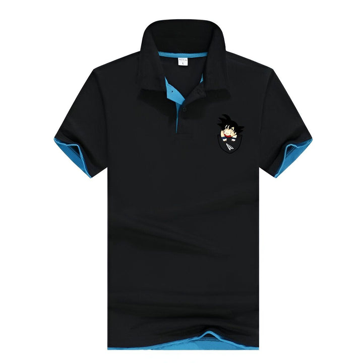 Le polo noir a un col bleu et des manches courtes. Il y a une image de Son Goku, un personnage de Dragon Ball Z, sur la poitrine.