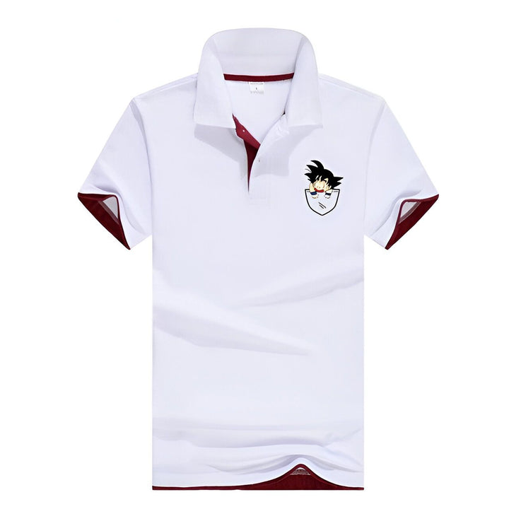Polo blanc avec un petit personnage de Son Goku dans la poche poitrine gauche.