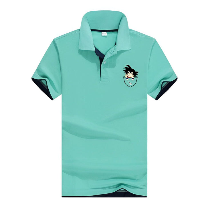 Polo vert avec le personnage de Son Goku de Dragon Ball Z dans la poche.