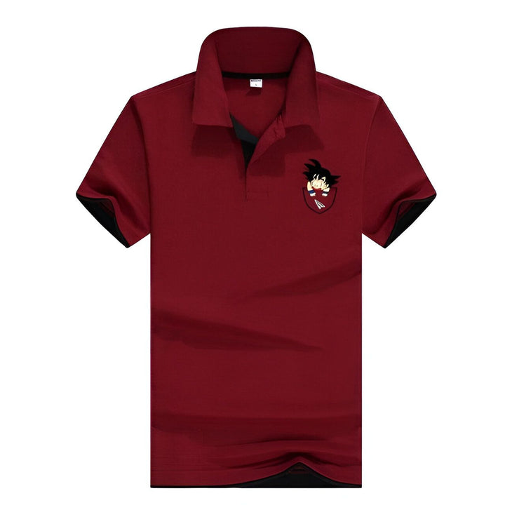Le polo rouge a un petit personnage de Son Goku, un personnage de Dragon Ball Z, dans la poche.