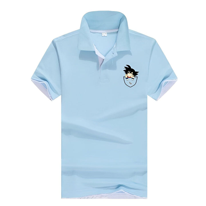 Le polo bleu ciel a un col et des manches courtes. Il y a une petite poche sur la poitrine gauche avec un personnage de dessin animé Goku.