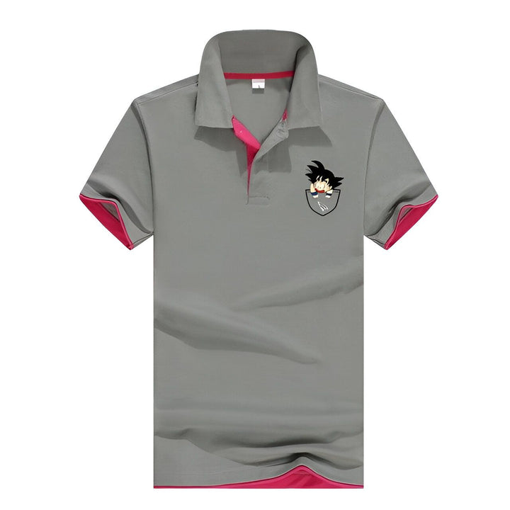 Le t-shirt gris a un col polo et des manches courtes. Il y a une image de Son Goku, un personnage de Dragon Ball Z, dans la poche.