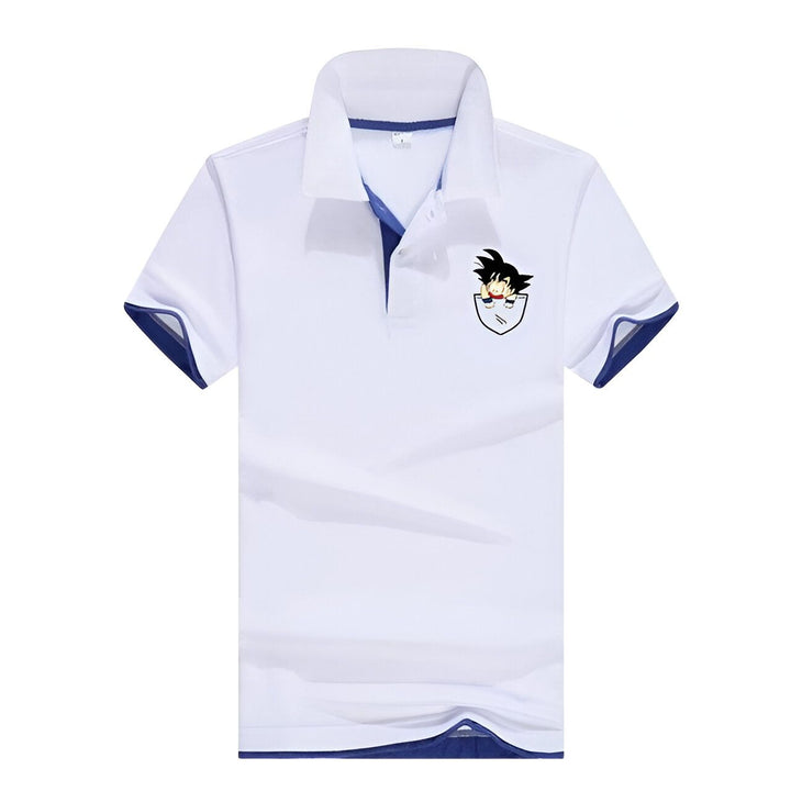 Le polo blanc a des manches courtes et un col bleu. Il y a une image de Son Goku, un personnage de Dragon Ball Z, dans la poche.