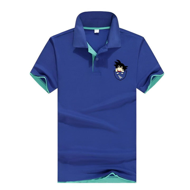 Le polo bleu a un col et des manches courtes. Il y a une image de Son Goku, un personnage de Dragon Ball Z, sur la poitrine.