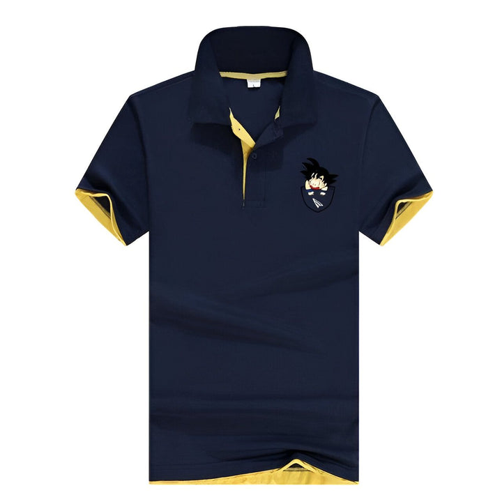 Le polo bleu marine a un col et des manches courtes. Il y a une petite poche sur la poitrine avec un personnage de dessin animé dessus.