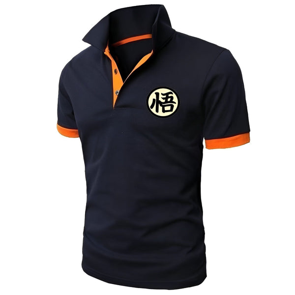Le t-shirt noir et orange représente le symbole de Goku, le personnage principal de la série animée japonaise Dragon Ball Z.