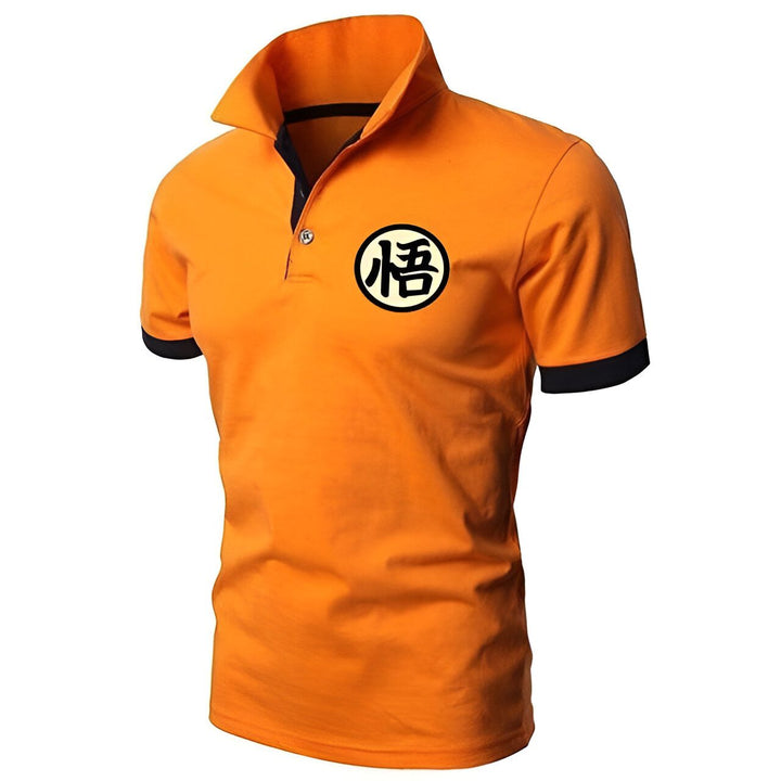 Le t-shirt orange à col polo représente le symbole de Goku, le personnage principal de la série animée japonaise Dragon Ball Z.