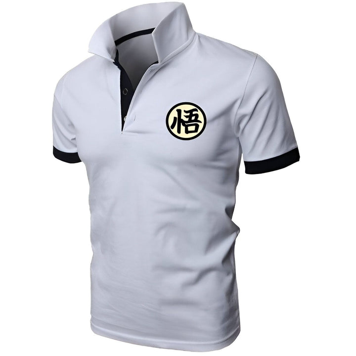 Le polo blanc et gris a un col et des manches courtes. Il y a un symbole japonais noir et jaune sur la poitrine.