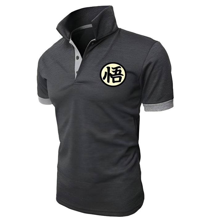 Un homme porte un polo gris avec un symbole japonais kanji orange et noir sur la poitrine.