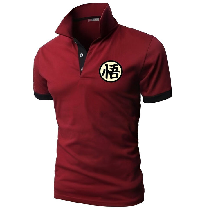 Le polo rouge a un col et des manches courtes. Il y a un logo noir et jaune sur la poitrine.