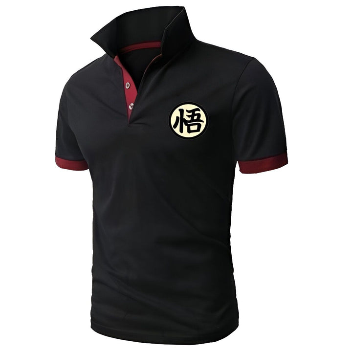 Le t-shirt noir présente un col polo et des manches courtes. Il est orné d'un logo "Dieu" en japonais dans le dos.