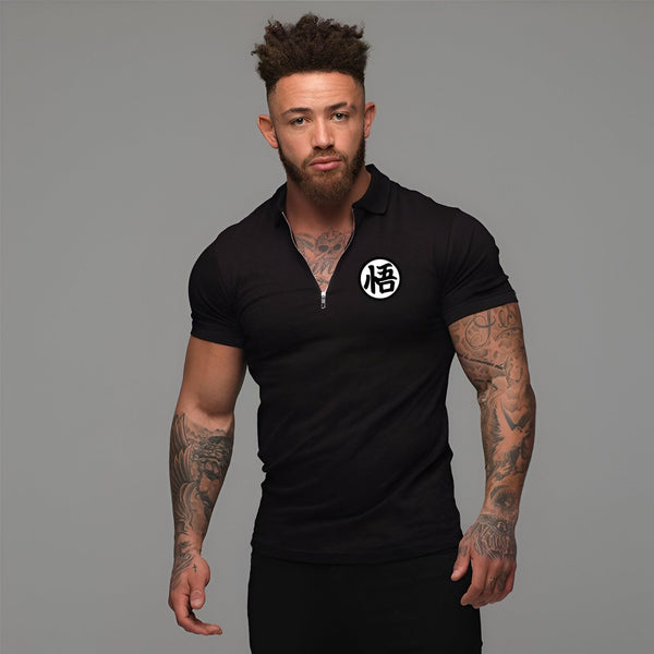 Un homme avec une barbe porte un polo noir avec un col zippé. Le polo est orné d'un écusson rond blanc avec le symbole "Dieu" en japonais.,PO-3317955228,PO-7927729810,PO-414876880X,PO-4655678577,PO-2514200601,PO-5578133762,PO-4236317850,PO-4156148297,PO-6941531053,PO-1042082707,PO-2331601011,PO-1539777049,PO-8573473606,PO-4741470121,PO-7122740137,PO-7832623691