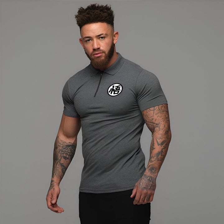 Un homme porte un polo gris avec un col zippé. Le polo a un logo noir et blanc sur la poitrine. L'homme a la peau mate, les cheveux noirs et les yeux marrons. Il est musclé et a des tatouages sur les bras.,PO-3317955228,PO-7927729810,PO-414876880X,PO-4655678577,PO-2514200601,PO-5578133762,PO-4236317850,PO-4156148297,PO-6941531053,PO-1042082707,PO-2331601011,PO-1539777049,PO-8573473606,PO-4741470121,PO-7122740137,PO-7832623691