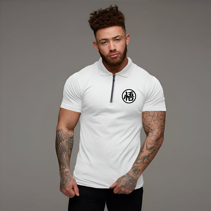 Un homme porte un polo blanc avec un col zippé et le symbole de Goku de Dragon Ball Z.,PO-3317955228,PO-7927729810,PO-414876880X,PO-4655678577,PO-2514200601,PO-5578133762,PO-4236317850,PO-4156148297,PO-6941531053,PO-1042082707,PO-2331601011,PO-1539777049,PO-8573473606,PO-4741470121,PO-7122740137,PO-7832623691