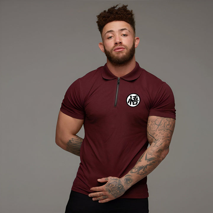 Un homme porte un polo rouge avec un col zippé et le symbole de Dragon Ball Z brodé sur la poitrine. Il a les cheveux noirs et la barbe courte. Il est musclé et a des tatouages sur les bras.,PO-3317955228,PO-7927729810,PO-414876880X,PO-4655678577,PO-2514200601,PO-5578133762,PO-4236317850,PO-4156148297,PO-6941531053,PO-1042082707,PO-2331601011,PO-1539777049,PO-8573473606,PO-4741470121,PO-7122740137,PO-7832623691