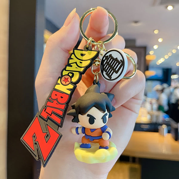 Un porte-clés Dragon Ball Z avec Goku, le personnage principal de la série, est en train d'être tenu dans la main d'une personne.,PO-6936741916