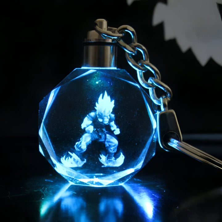 Un porte-clés en cristal avec une figurine de Son Goku, un personnage de la série animée Dragon Ball Z. La figurine est éclairée par une lumière bleue.,PO-5198107344