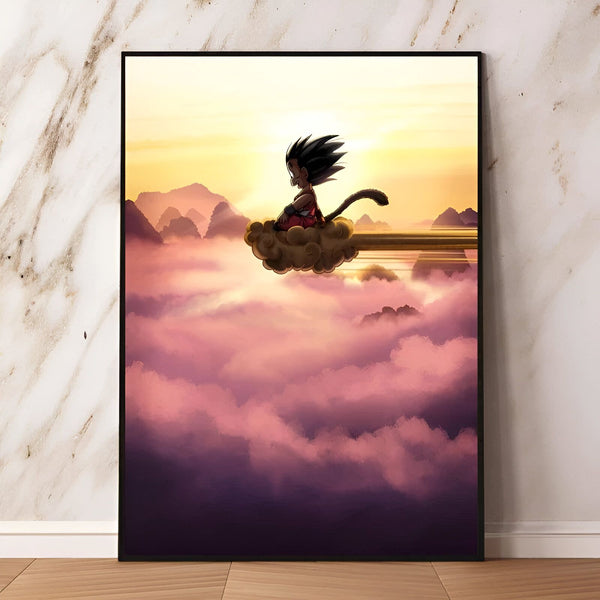 L'image représente un jeune garçon, Goku, assis sur un nuage magique, le poing droit sur la hanche et l'autre bras tendu vers l'arrière. Il est vêtu d'une combinaison orange et bleue et porte un sac à dos. Le fond est un coucher de soleil sur les montagnes.,PO-0865442002