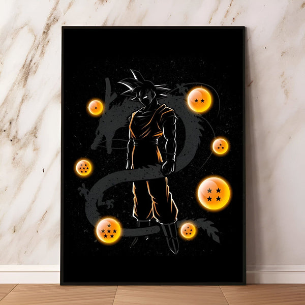 Une illustration de Son Goku, un personnage de la série animée Dragon Ball Z. Il est représenté de dos, avec les cheveux hérissés et les muscles saillants. Il porte une combinaison orange et bleue, et est entouré de sept boules de cristal.,PO-6493198135