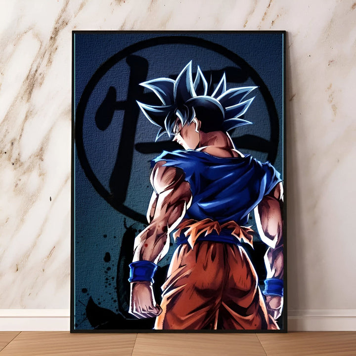 Une illustration de Son Goku, un personnage de la série animée Dragon Ball. Il est représenté de dos, avec ses cheveux bleus hérissés et sa combinaison orange et bleue déchirée. Il se trouve devant un symbole kanji bleu et noir.,PO-673805789X
