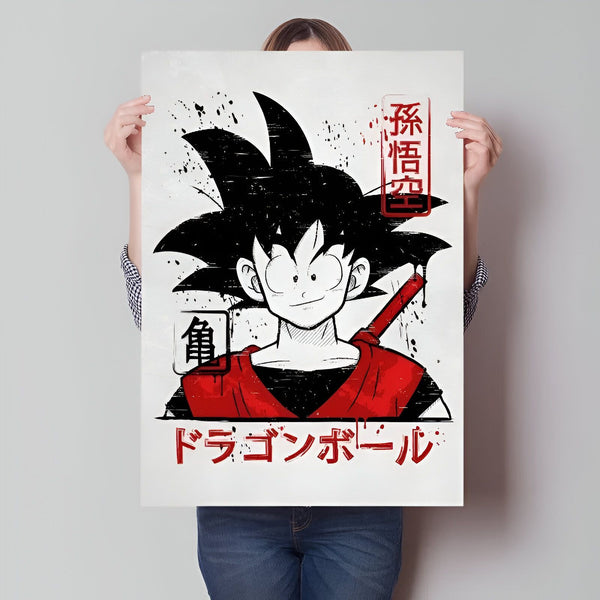 Une affiche de Dragon Ball Z avec Goku, le personnage principal. Il est représenté de face, avec un regard déterminé. Il porte une combinaison orange et bleue, et une ceinture bleue. Il a les cheveux noirs et les yeux bleus. En arrière-plan, il y a un motif de nuages blancs sur un fond rouge. Le texte "Dragon Ball" est écrit en japonais en haut de l'affiche, et le texte "Goku" est écrit en japonais en bas de l'affiche.,PO-7350563604