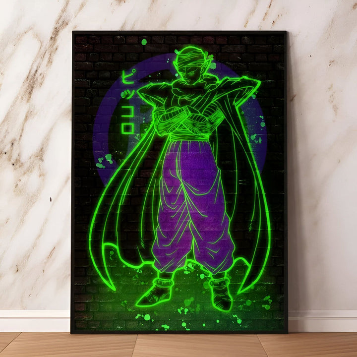 Une illustration de Piccolo, un personnage de Dragon Ball Z. Il est représenté de face, avec les bras croisés. Il porte une cape et un turban. L'arrière-plan est un mur de briques.,PO-1709783206