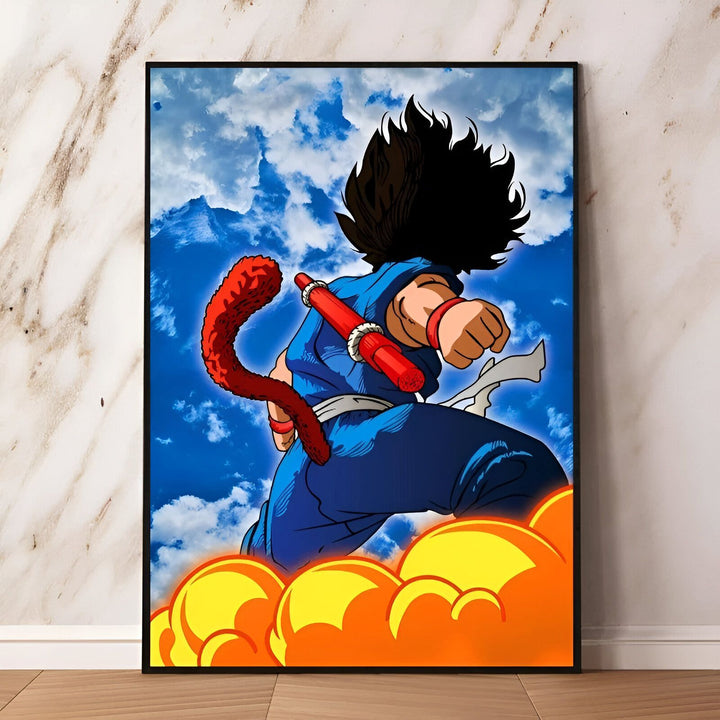 Une illustration de Son Goku, un personnage de la série animée Dragon Ball Z. Il est représenté de dos, en train de voler dans les airs. Il porte son costume bleu et orange et est entouré de nuages.,PO-0238138194