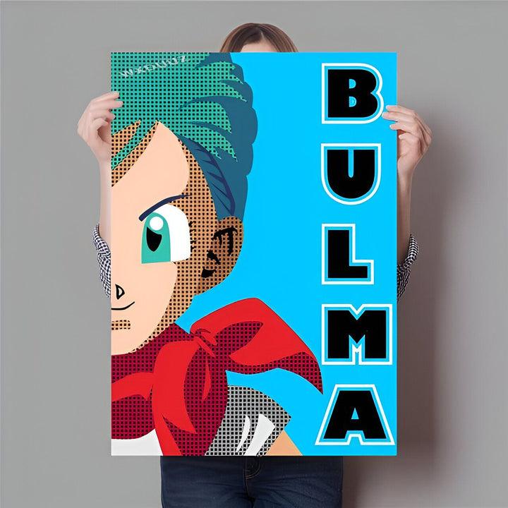 Une image de Bulma, un personnage de la série Dragon Ball Z. Elle est représentée de profil, avec ses cheveux bleus et sa combinaison orange. Le texte "Bulma" est écrit en lettres blanches sur le côté droit de l'image.,PO-9031487805,PO-233675326X