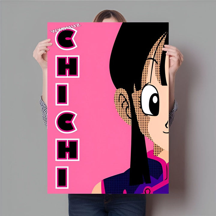 Une illustration de personnage de dessin animé mi-humaine mi-alien, aux cheveux noirs et portant une armure violette et noire. Le fond est rose avec le texte "Chi-Chi" écrit en noir et rose.,PO-665561807X,PO-1005310270