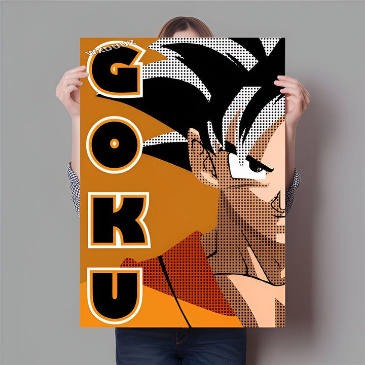 Une affiche de Son Goku, un personnage de la série animée Dragon Ball Z. Il est représenté de face, avec les cheveux noirs et les yeux bleus. Il porte une combinaison orange et bleue. Le fond est orange et jaune.,PO-7113454518,PO-6972795869