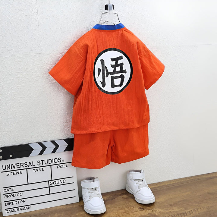 Une image d'un ensemble de vêtements pour enfant. L'ensemble est composé d'un t-shirt orange à manches courtes et d'un short orange. Le t-shirt est imprimé avec un symbole japonais dans le dos.,PY-3742384724,PY-5995648527,PY-9866874117,PY-7803844383,PY-8932296383,PY-625296252X,PY-5247440900