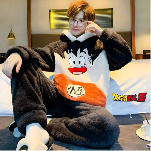 Une image d'un homme portant un pyjama Dragon Ball Z. Le pyjama est noir et blanc avec une image de Son Goku, le protagoniste de la série Dragon Ball Z. L'homme est assis sur un lit et porte des lunettes.,PY-4358974880,PY-0186057830,PY-1293541281