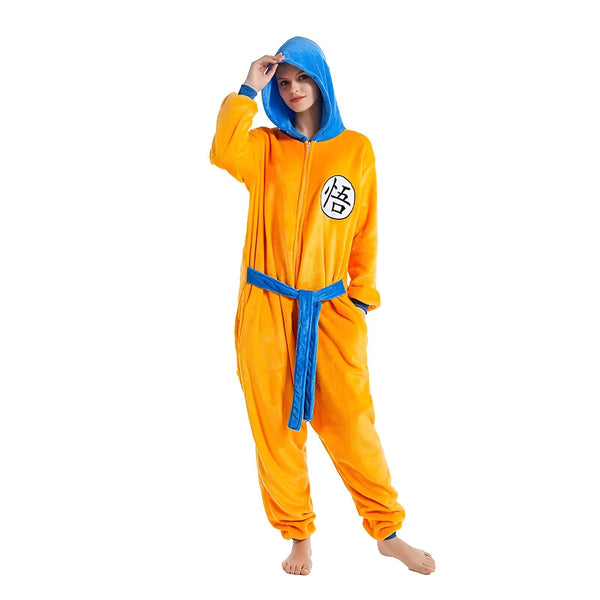 Une femme porte un pyjama jaune et bleu. Le pyjama est inspiré du personnage de Son Goku dans le manga Dragon Ball Z.,PY-4599153443,PY-489363139X,PY-0992213533,PY-881247117X,PY-318438201X,PY-7240487016,PY-2984352599,PY-4471473859,PY-3590973749
