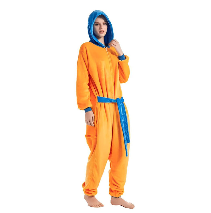 Une femme porte une combinaison pyjama orange et bleue à capuche. La combinaison est inspirée du personnage de Son Goku dans le manga Dragon Ball Z.,PY-4599153443,PY-489363139X,PY-0992213533,PY-881247117X,PY-318438201X,PY-7240487016,PY-2984352599,PY-4471473859,PY-3590973749