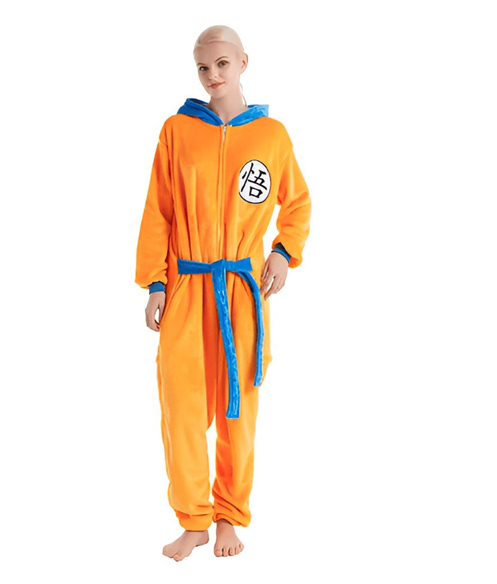 Une femme porte une combinaison orange avec une capuche. La combinaison est inspirée du personnage de Son Goku dans le manga Dragon Ball Z.,PY-4599153443,PY-489363139X,PY-0992213533,PY-881247117X,PY-318438201X,PY-7240487016,PY-2984352599,PY-4471473859,PY-3590973749