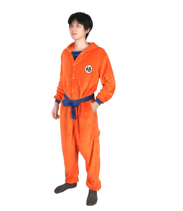 Une image d'un homme portant une combinaison orange avec une ceinture bleue. Le costume est inspiré du personnage de Son Goku dans le manga Dragon Ball Z.,PY-7747845219,PY-6770541009,PY-2126670708,PY-3650914719