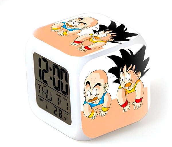 Une horloge numérique blanche avec les personnages de dessins animés Goku et Krilin. L'horloge affiche l'heure, la date et la température.,RS-9611269269