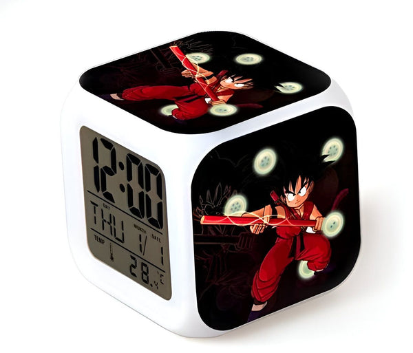 Une horloge numérique blanche avec une image de Son Goku, un personnage de Dragon Ball Z.,RS-2786285607