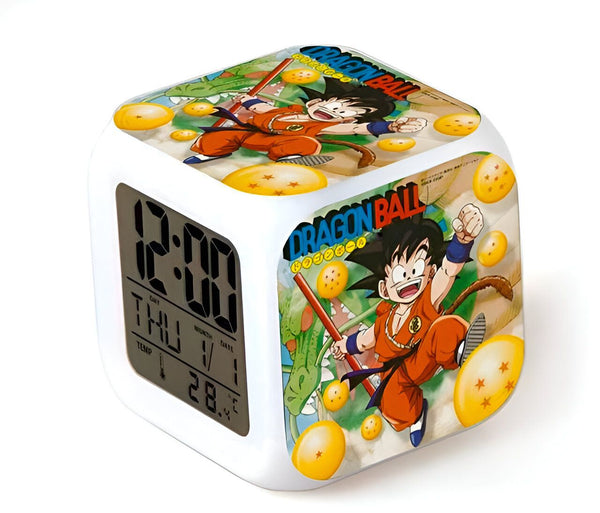 Une horloge numérique blanche avec des images du personnage de dessins animés Goku de Dragon Ball Z. L'horloge affiche l'heure, la date et la température.,RS-8591626389