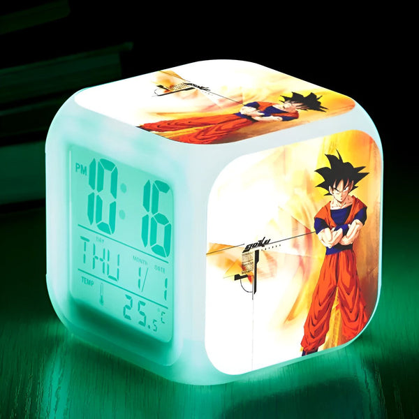 L'image montre un réveil numérique avec une lumière verte. Le réveil est décoré avec une image du personnage de Son Goku de la série animée Dragon Ball Z.,RS-6480713540