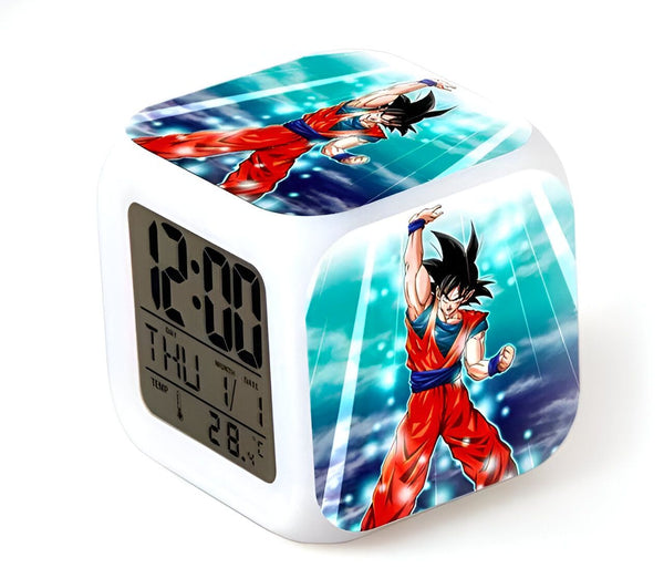 L'image représente un réveil lumineux Dragon Ball Z. Le réveil est blanc avec une image de Goku, un personnage de Dragon Ball Z. L'image est en couleur et le réveil est éclairé par une lumière LED.,RS-5025459591