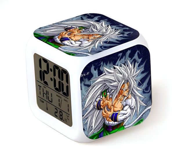 L'image montre un réveil numérique avec une image de Son Goku, un personnage de la série animée Dragon Ball Z. Le réveil est blanc avec un écran LED qui affiche l'heure, la date et la température.,RS-5798741818