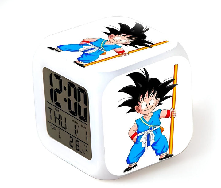 Une horloge numérique blanche avec une image de Son Goku, un personnage de Dragon Ball Z. L'horloge est posée sur une surface blanche.,RS-3123841448