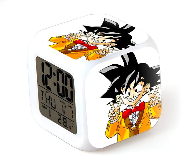 Une horloge numérique blanche avec un affichage de l'heure, de la date et de la température. L'horloge est décorée d'une image de Son Goku, un personnage de la série animée Dragon Ball Z.,RS-8125846832