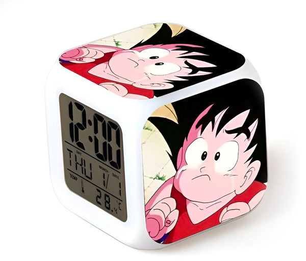 Une horloge numérique blanche avec un affichage de l'heure, de la date et de la température. Le cadran de l'horloge est décoré d'une image de Son Goku, un personnage de la série animée Dragon Ball Z.,RS-9282560503