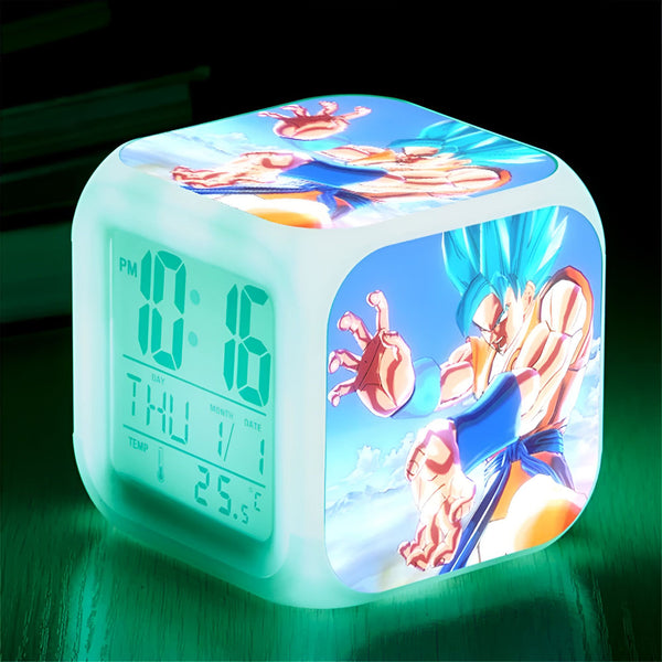 L'image montre un réveil numérique avec une image de Son Goku, un personnage de la série animée Dragon Ball Z. Le réveil est de couleur blanche et verte, et il affiche l'heure, la date et la température.,RS-3359254570