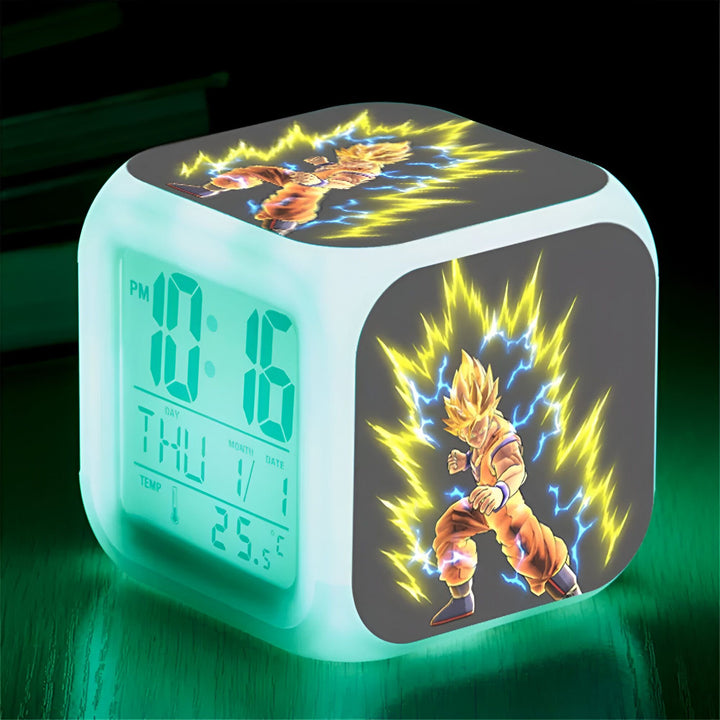 Une image d'un réveil lumineux Dragon Ball Z. Le réveil est de couleur blanche et verte. Il est en forme de cube et possède un écran digital. Sur l'écran, on peut voir l'heure, la date et la température. Le réveil est également doté d'une fonction d'alarme.,RS-4300617945