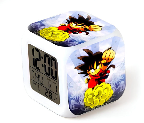 Une horloge numérique blanche avec une image de Son Goku, un personnage de Dragon Ball Z. L'horloge affiche l'heure, la date et la température.,RS-772048133X