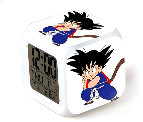 Une horloge numérique blanche avec une image de Son Goku, un personnage de Dragon Ball Z. L'horloge affiche l'heure, la date et la température.,RS-4762669814